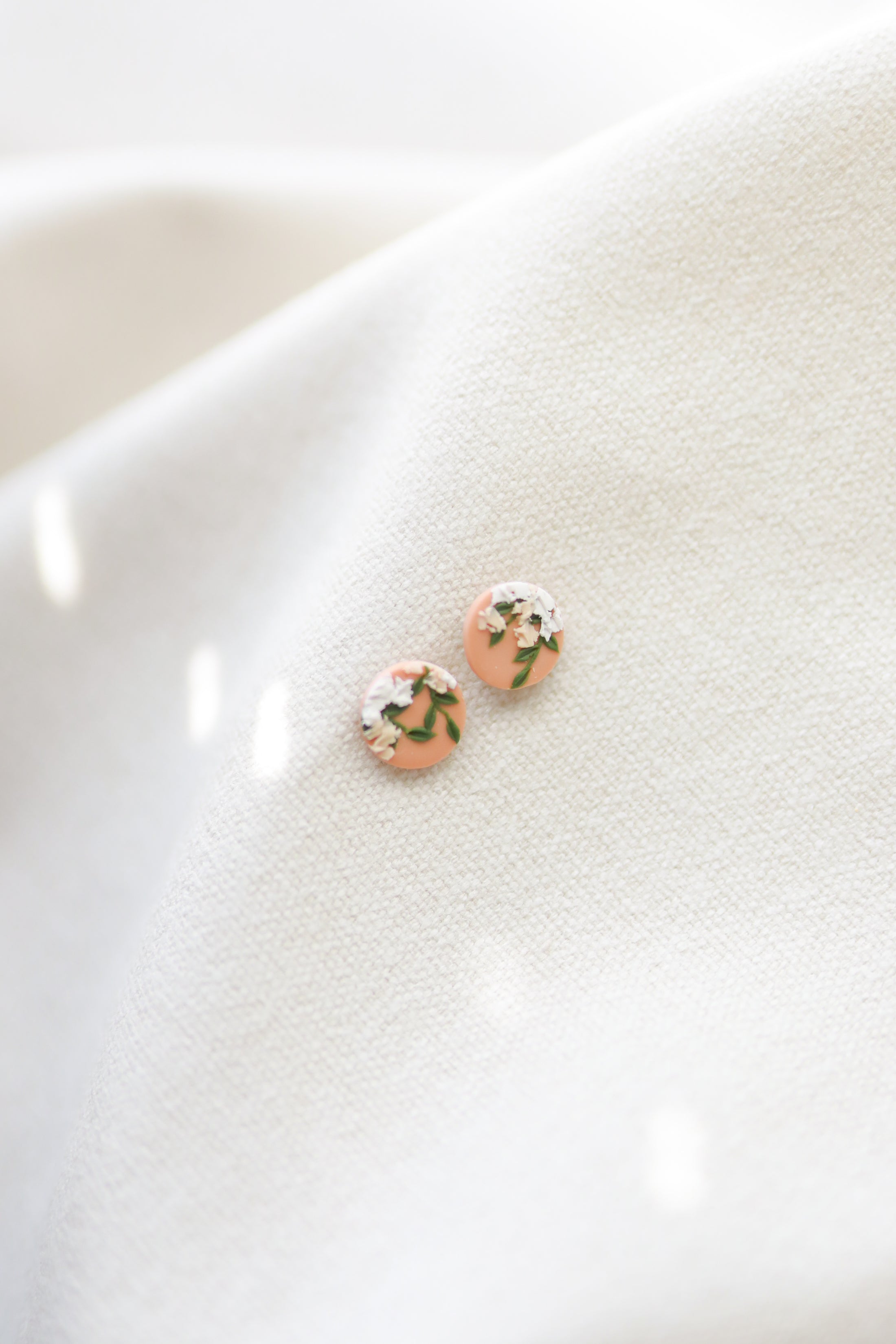 Round Stud: Climbing Vines